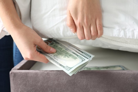 Person hiding money during the divorce process